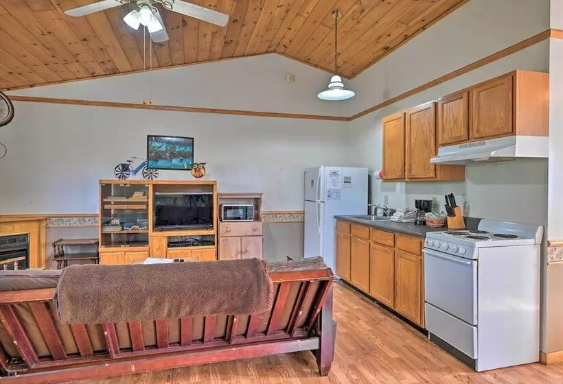 North Carolina Retreat W/ Hot Tub, Deck & Fire Pit