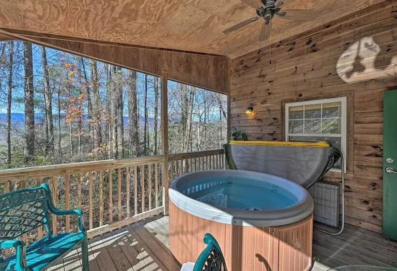North Carolina Retreat W/ Hot Tub, Deck & Fire Pit