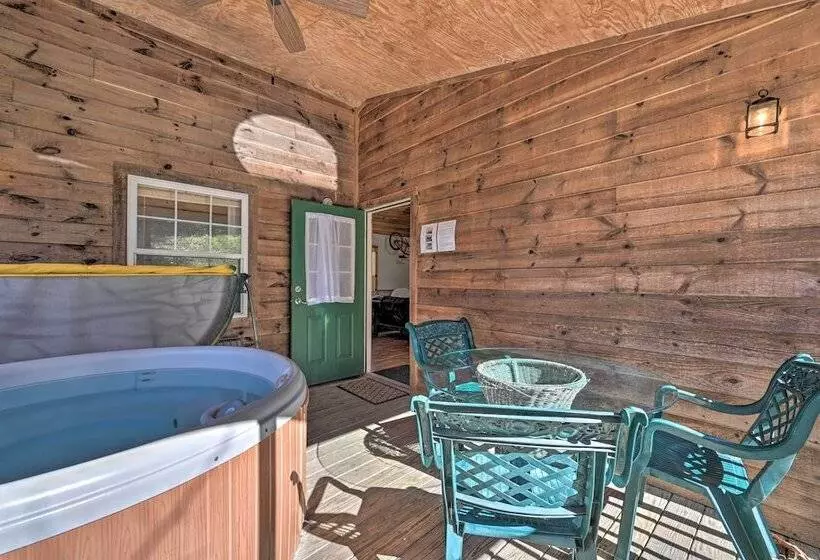 North Carolina Retreat W/ Hot Tub, Deck & Fire Pit