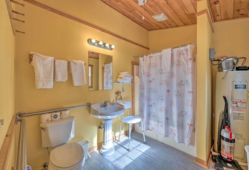 North Carolina Retreat W/ Hot Tub, Deck & Fire Pit