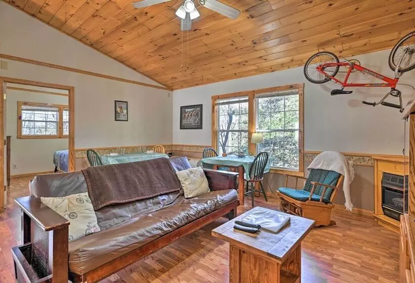 North Carolina Retreat W/ Hot Tub, Deck & Fire Pit