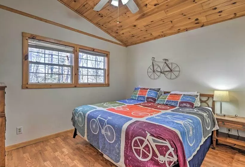 North Carolina Retreat W/ Hot Tub, Deck & Fire Pit