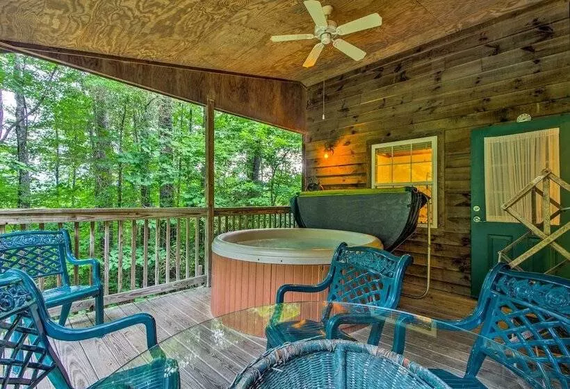 North Carolina Retreat W/ Hot Tub, Deck & Fire Pit