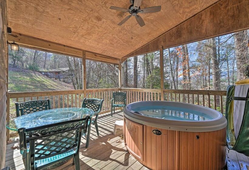 North Carolina Retreat W/ Hot Tub, Deck & Fire Pit
