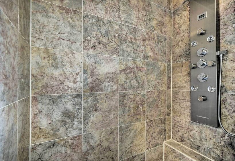 Romantic Pasadena Home W/ Covered Porch!