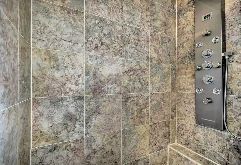 Romantic Pasadena Home W/ Covered Porch!