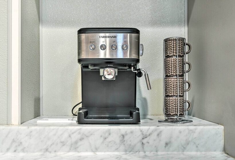 Romantic Pasadena Home W/ Covered Porch!