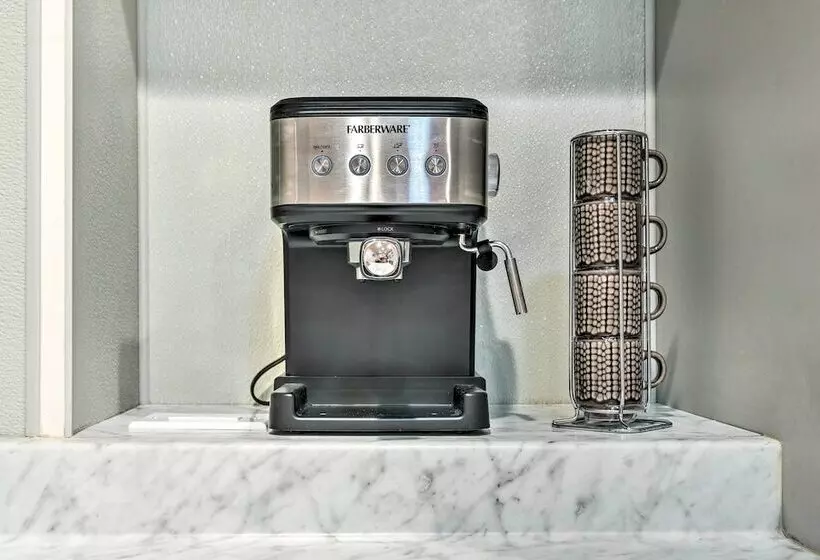 Romantic Pasadena Home W/ Covered Porch!