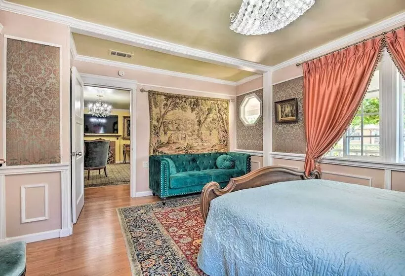 Romantic Pasadena Home W/ Covered Porch!