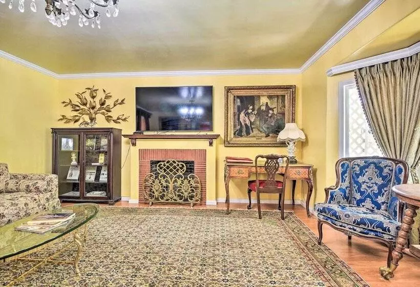 Romantic Pasadena Home W/ Covered Porch!