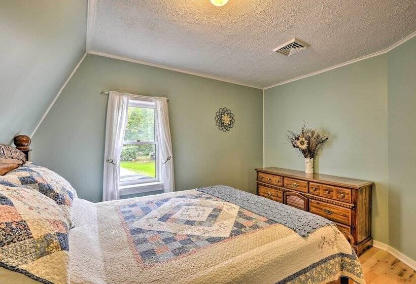 Peaceful Home W/ 11 Acres, Creek & Fire Pit!