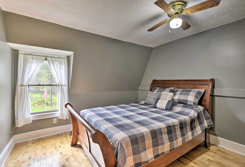 Peaceful Home W/ 11 Acres, Creek & Fire Pit!