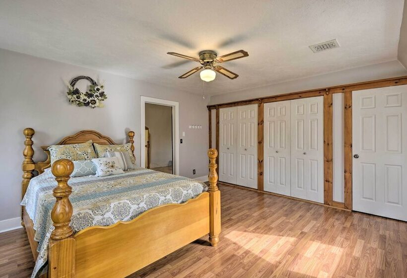 Peaceful Home W/ 11 Acres, Creek & Fire Pit!