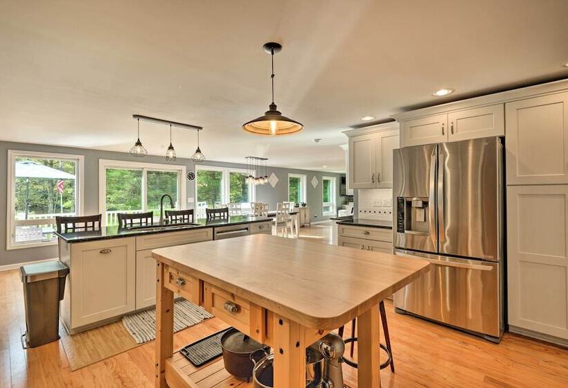 Peaceful Home W/ 11 Acres, Creek & Fire Pit!