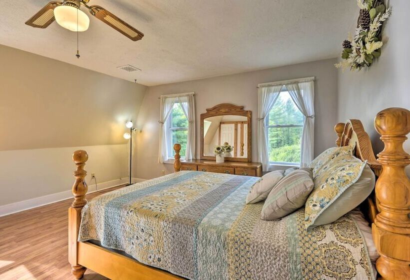 Peaceful Home W/ 11 Acres, Creek & Fire Pit!