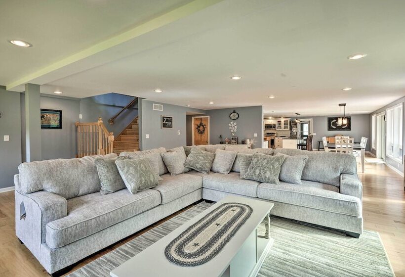 Peaceful Home W/ 11 Acres, Creek & Fire Pit!