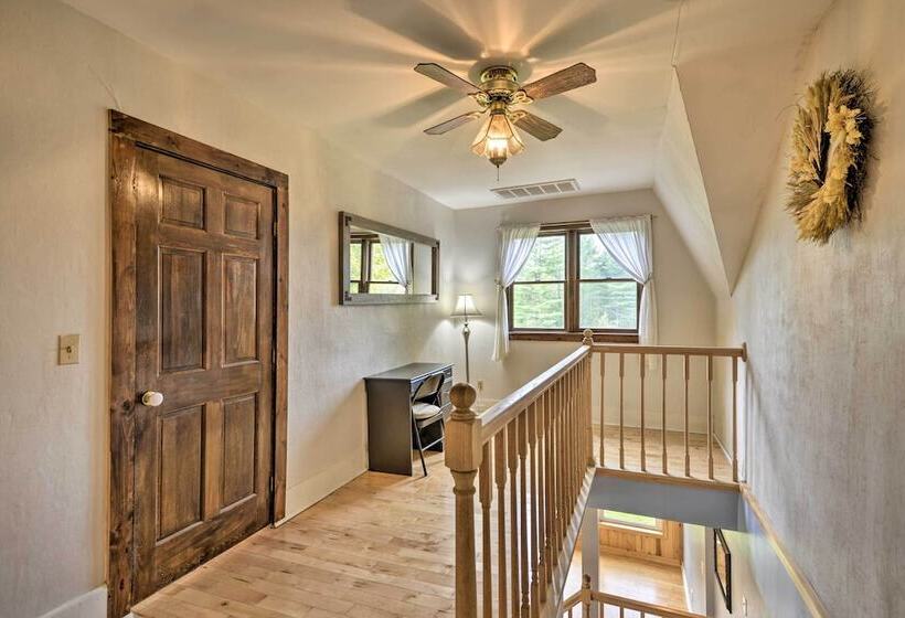 Peaceful Home W/ 11 Acres, Creek & Fire Pit!