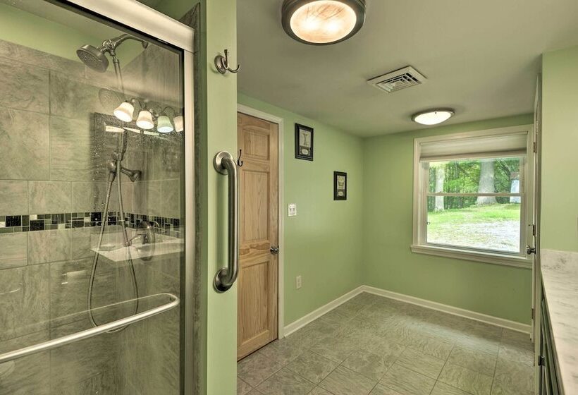 Peaceful Home W/ 11 Acres, Creek & Fire Pit!