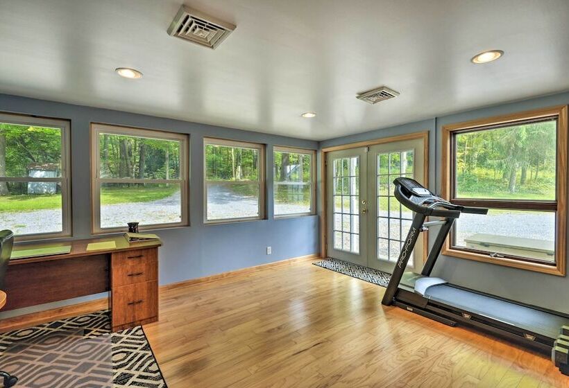 Peaceful Home W/ 11 Acres, Creek & Fire Pit!