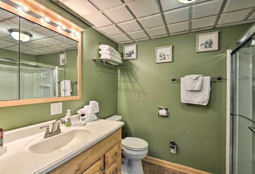 Peaceful Home W/ 11 Acres, Creek & Fire Pit!