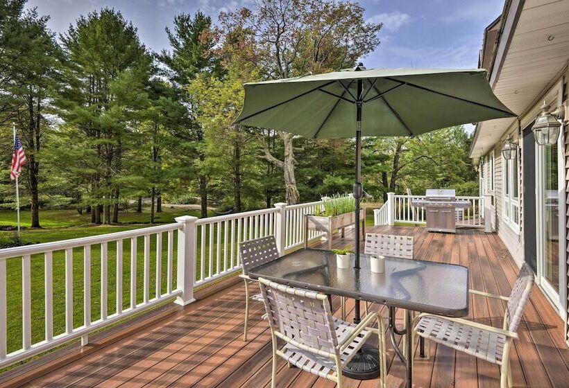 Peaceful Home W/ 11 Acres, Creek & Fire Pit!