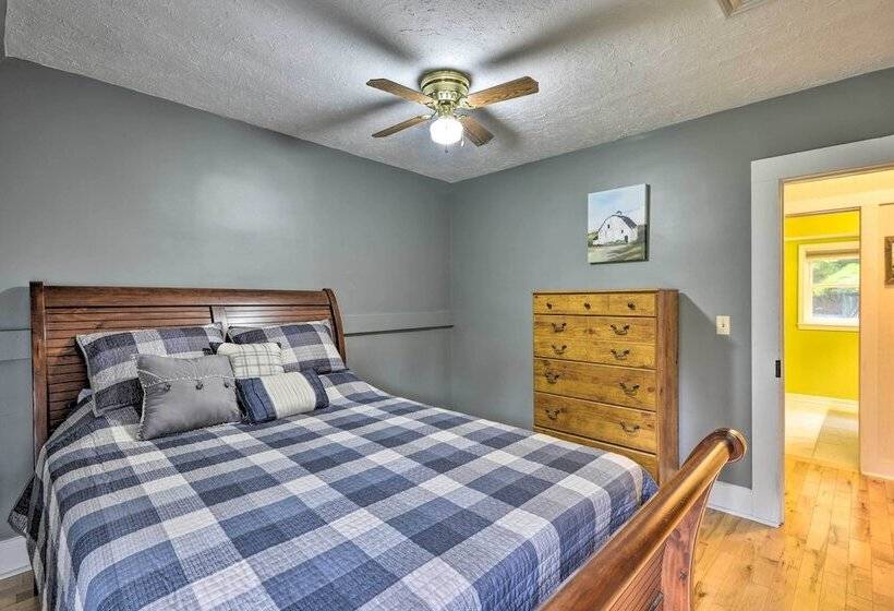 Peaceful Home W/ 11 Acres, Creek & Fire Pit!