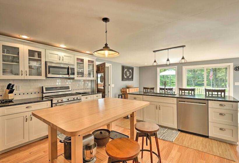 Peaceful Home W/ 11 Acres, Creek & Fire Pit!