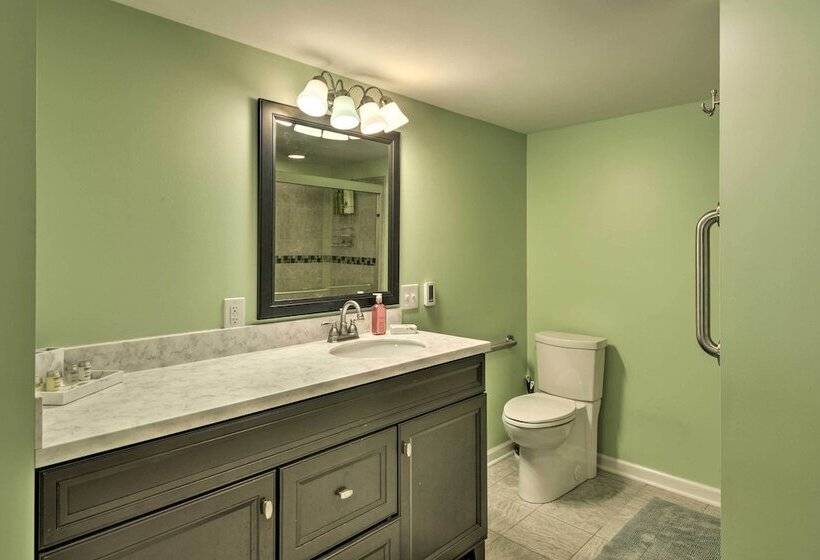 Peaceful Home W/ 11 Acres, Creek & Fire Pit!