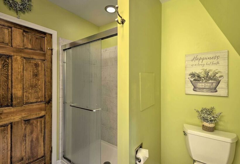 Peaceful Home W/ 11 Acres, Creek & Fire Pit!