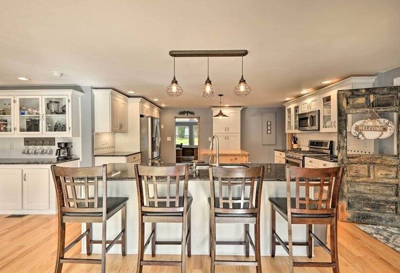 Peaceful Home W/ 11 Acres, Creek & Fire Pit!