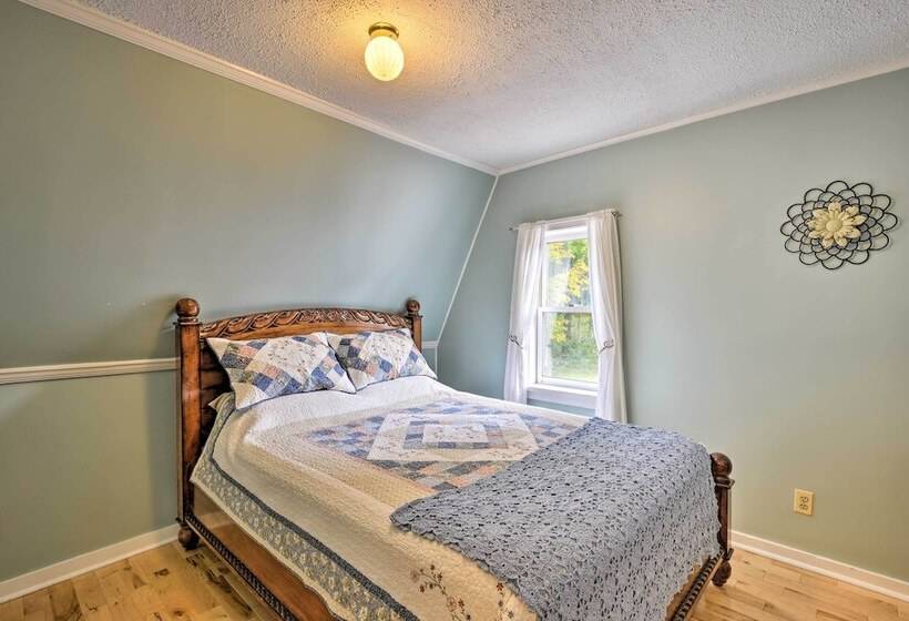 Peaceful Home W/ 11 Acres, Creek & Fire Pit!