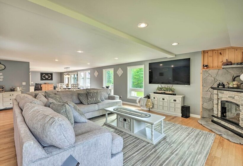 Peaceful Home W/ 11 Acres, Creek & Fire Pit!