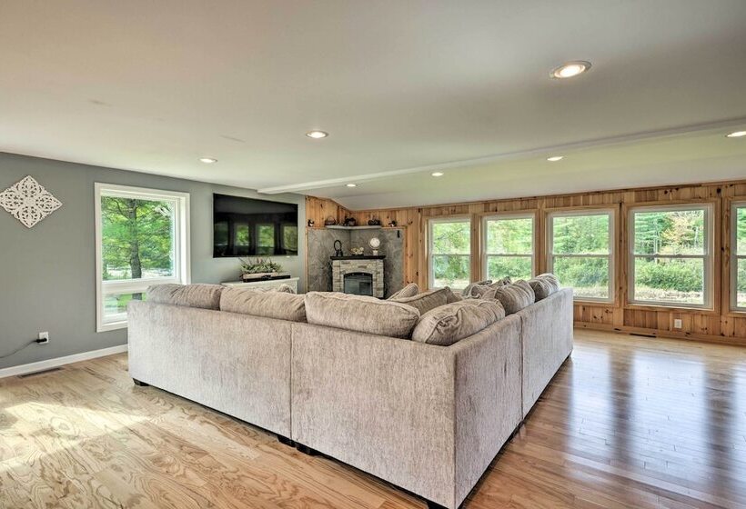 Peaceful Home W/ 11 Acres, Creek & Fire Pit!