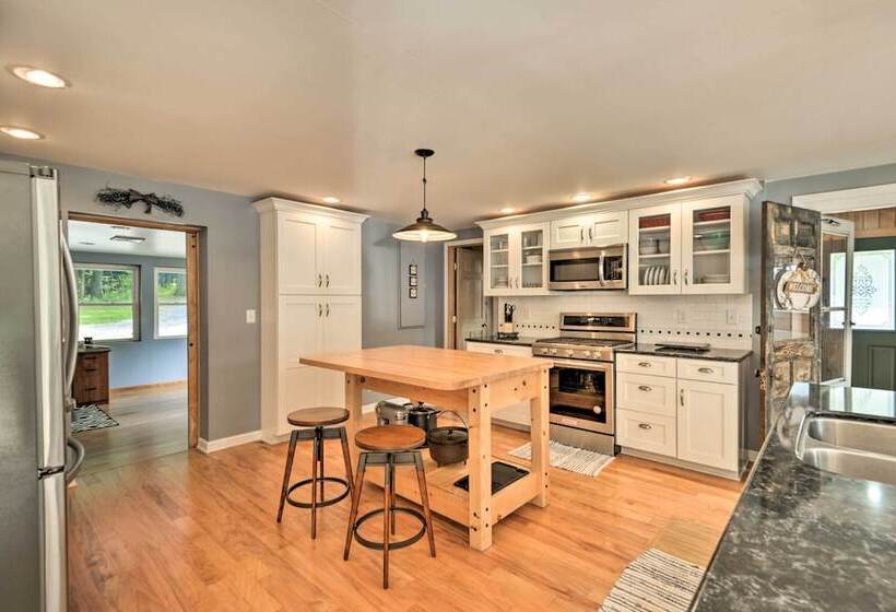 Peaceful Home W/ 11 Acres, Creek & Fire Pit!