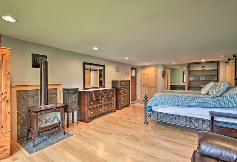 Peaceful Home W/ 11 Acres, Creek & Fire Pit!