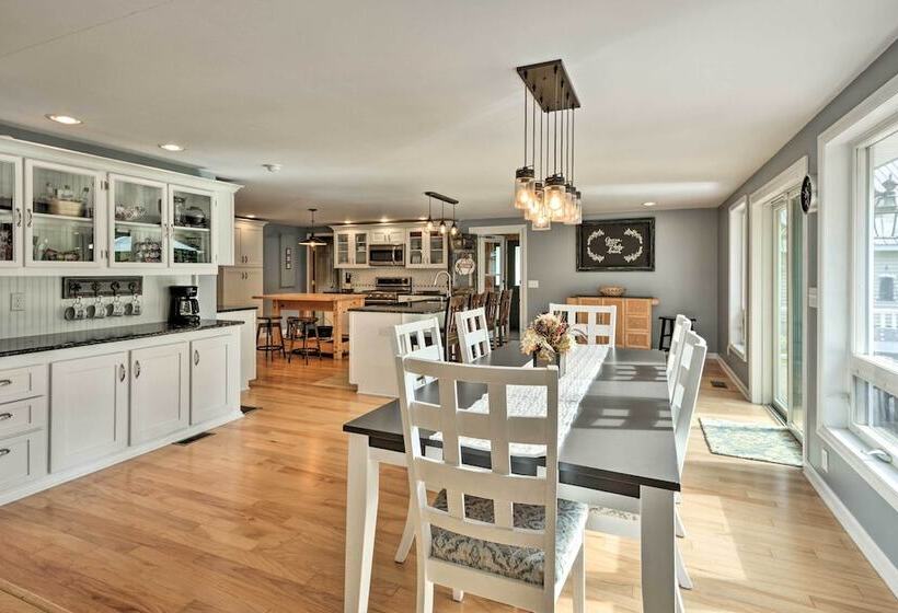 Peaceful Home W/ 11 Acres, Creek & Fire Pit!