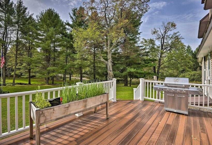 Peaceful Home W/ 11 Acres, Creek & Fire Pit!