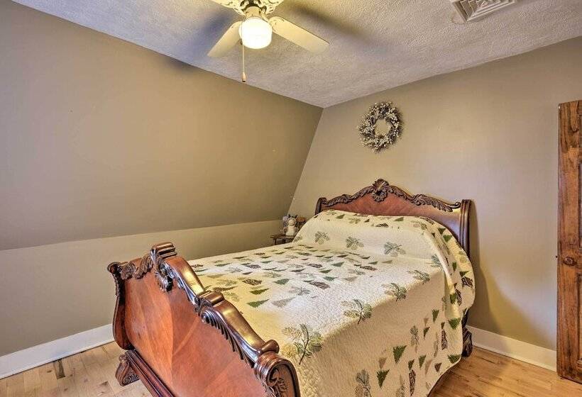 Peaceful Home W/ 11 Acres, Creek & Fire Pit!