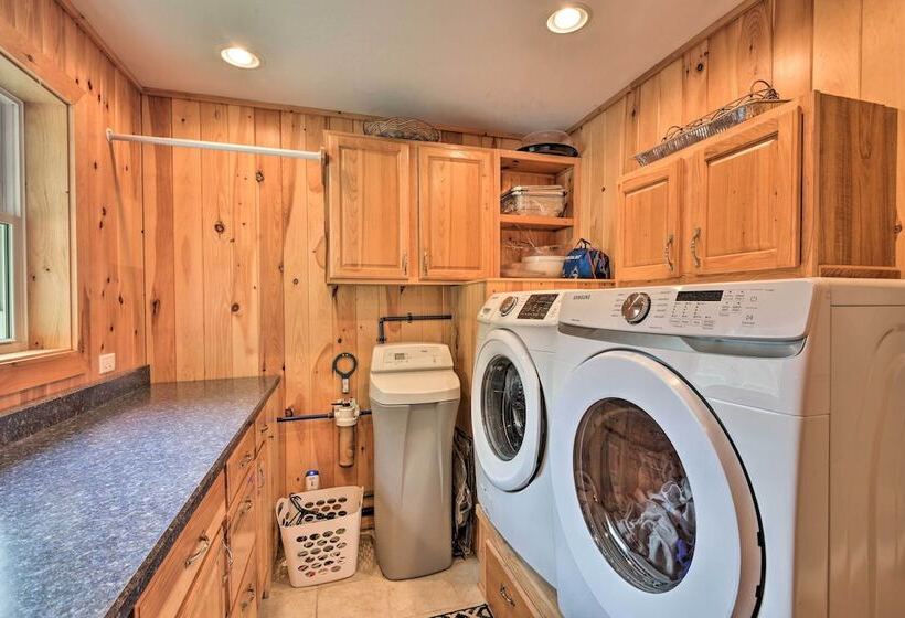 Peaceful Home W/ 11 Acres, Creek & Fire Pit!