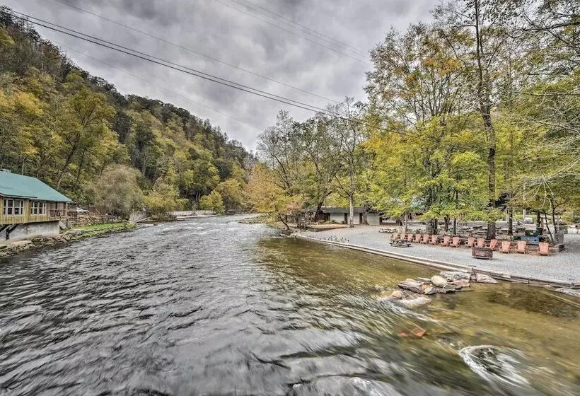 Pet Friendly Bryson City Cabin W/ Fire Pit + Deck!