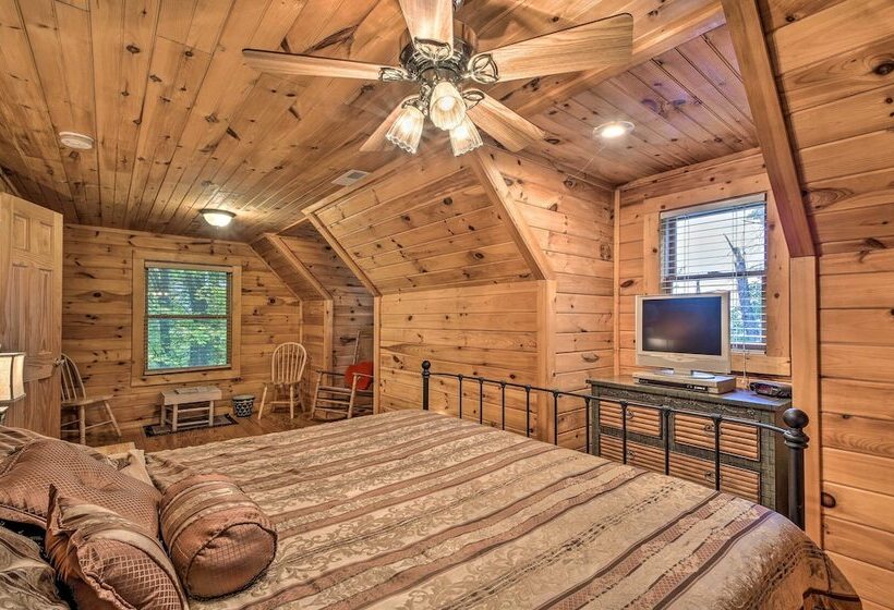 Pet Friendly Bryson City Cabin W/ Fire Pit + Deck!
