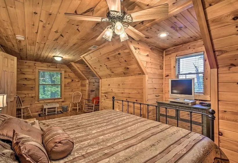 Pet Friendly Bryson City Cabin W/ Fire Pit + Deck!
