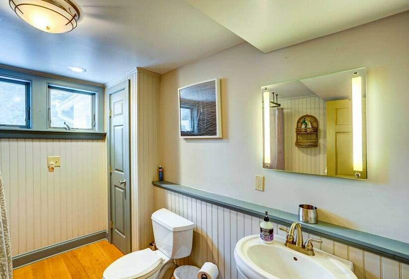 Petfriendly Canaan Home Near Queechy Lake!