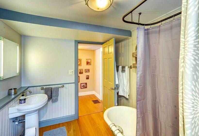 Petfriendly Canaan Home Near Queechy Lake!