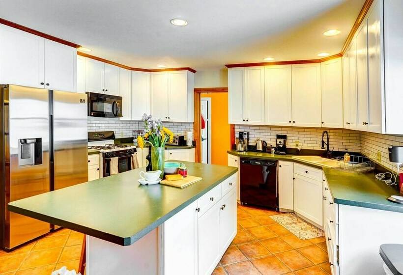 Petfriendly Canaan Home Near Queechy Lake!