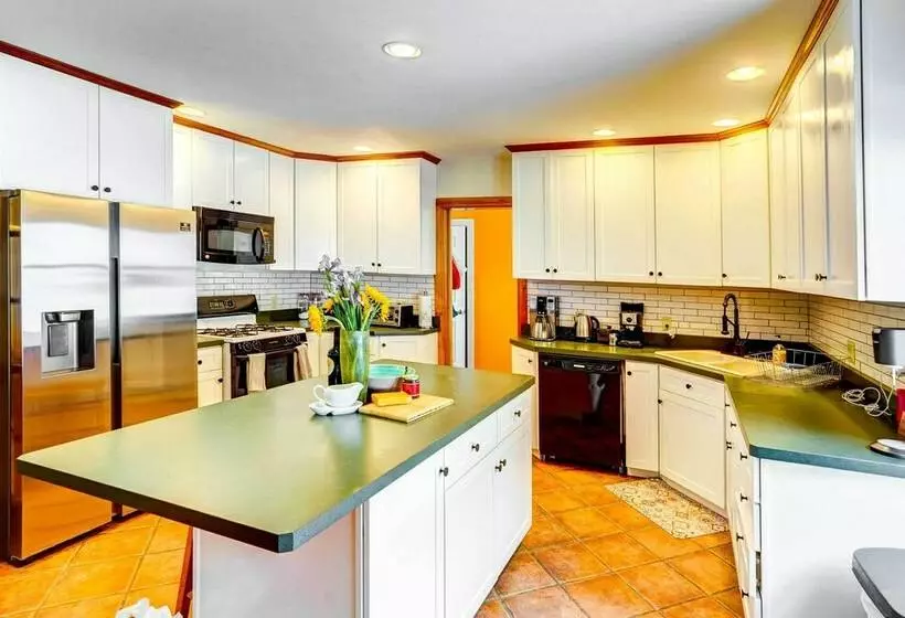 Petfriendly Canaan Home Near Queechy Lake!