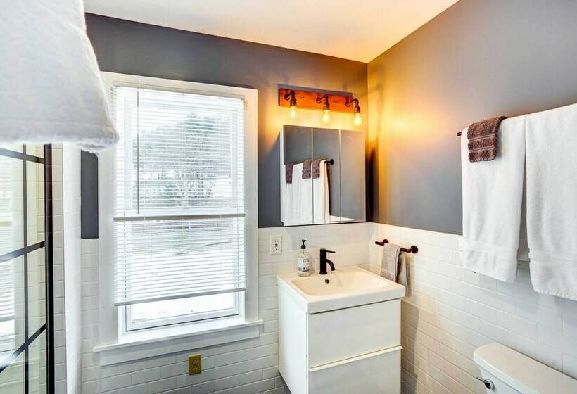 Petfriendly Canaan Home Near Queechy Lake!