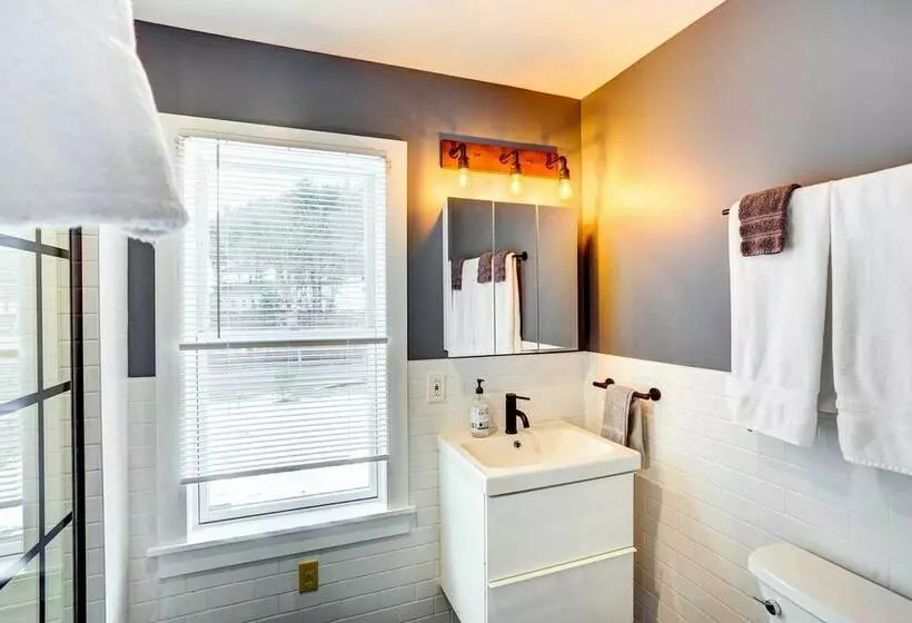 Petfriendly Canaan Home Near Queechy Lake!