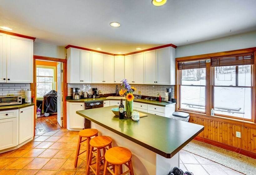 Petfriendly Canaan Home Near Queechy Lake!
