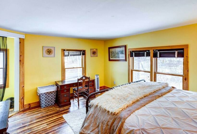 Petfriendly Canaan Home Near Queechy Lake!